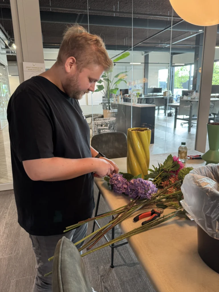 Detailarbeit bei der Vorbereitung einer Pflanzengestaltung